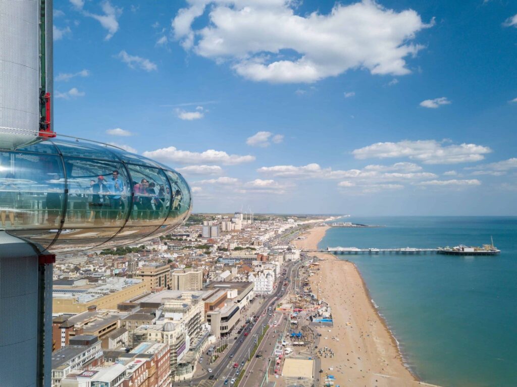 Brighton aus der Luft mit Strandpromenade, Strand und Brighton Palace Pier