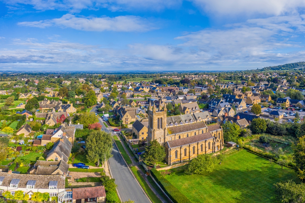 Das Dorf Broadway in den Cotswolds aus der Luft