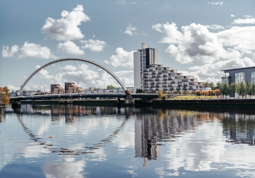 Die Brücke Clyde Arc über den Fluss Clyde bei Finnieston in Glasgow
