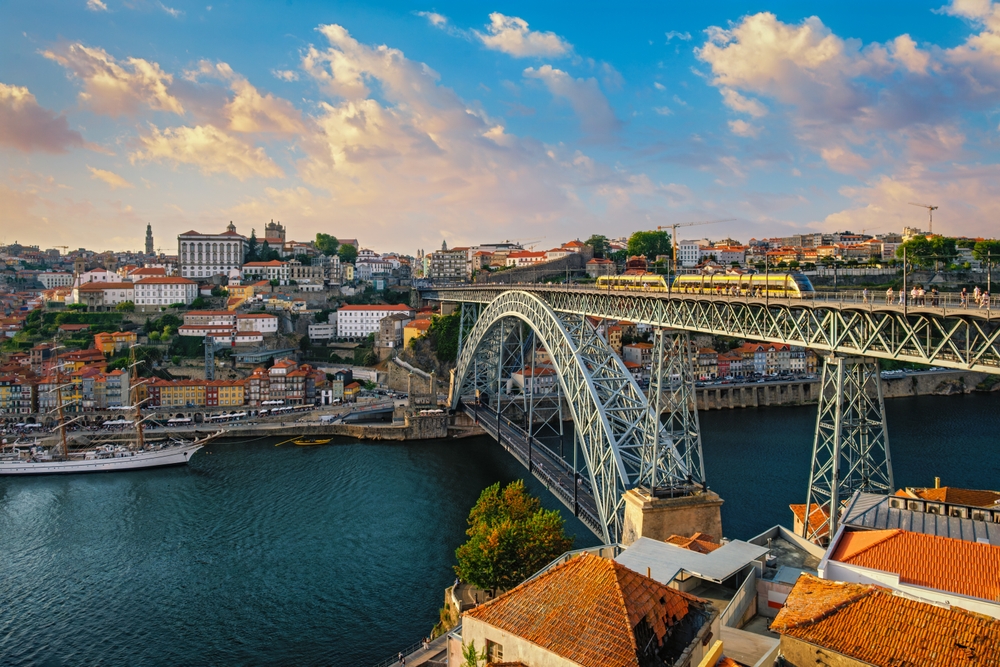 Die Brücke Dom Luís I über den Douro vom Jardim do Morro aus gesehen mit Blick auf Porto