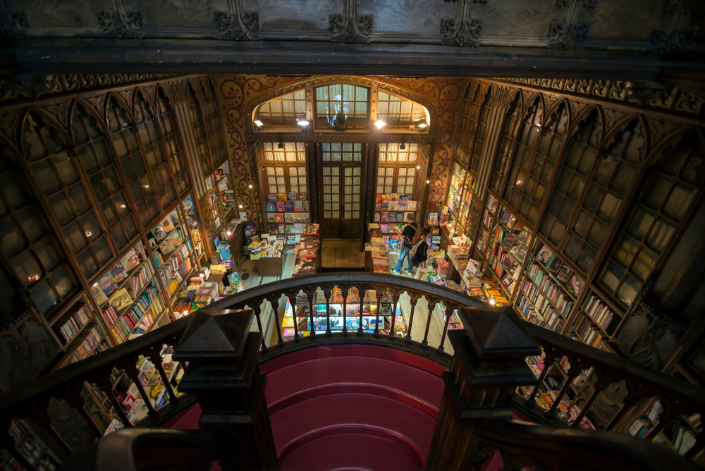 Das Innere der berühmten Buchhandlung Livraria Lello in Porto
