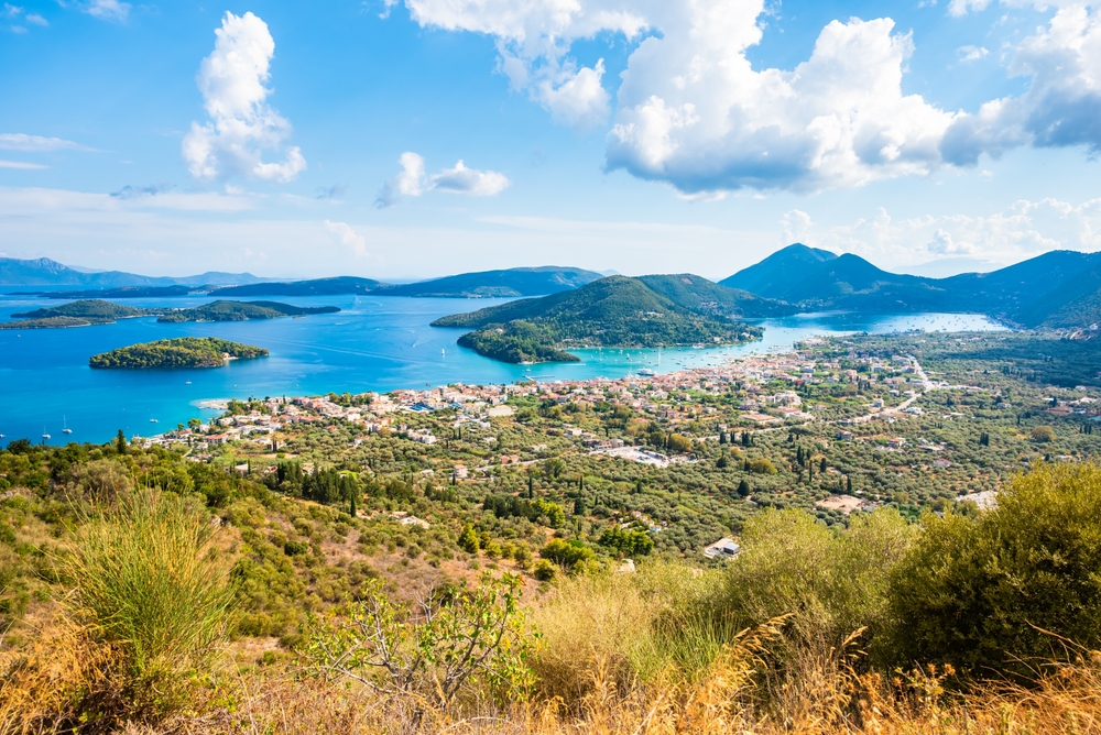 Blick über die Bucht von Nidri mit Meer und Bergen auf Lefkada