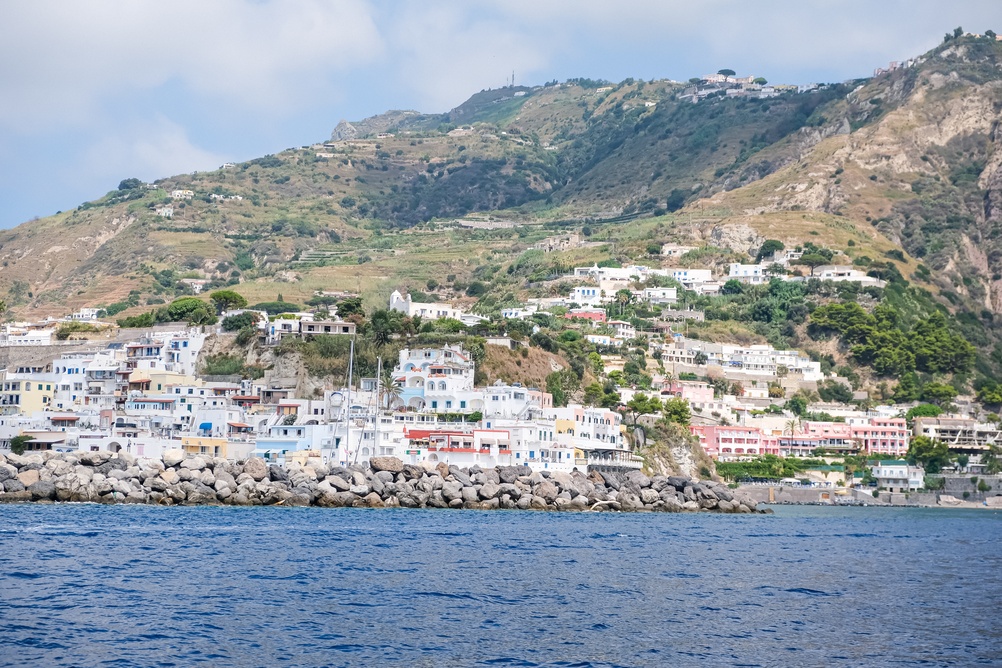 Bunte Häuser und die Steinmole in Sant'Angelo auf Ischia
