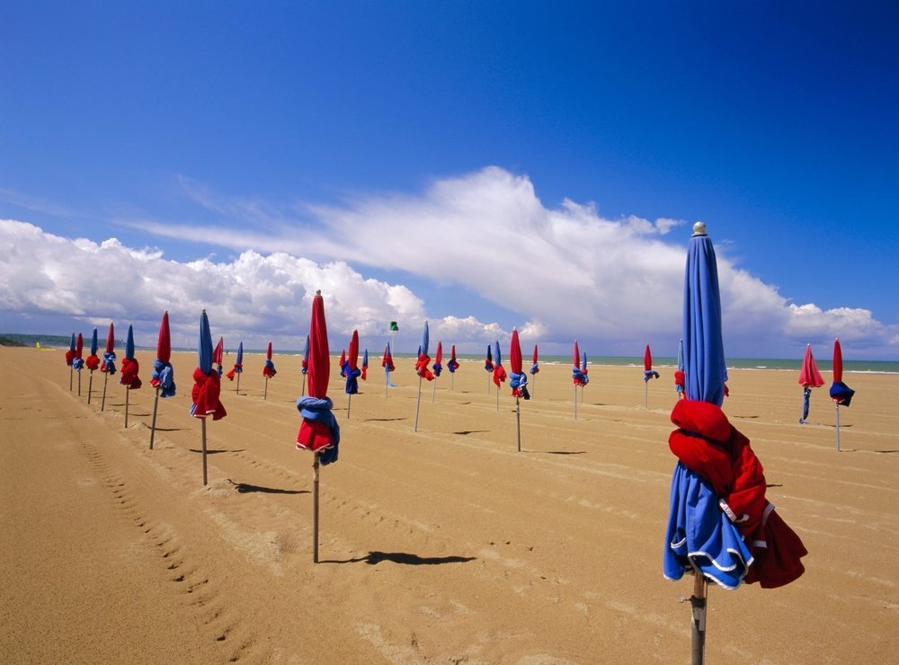 Die bunten Sonnenschirme am Strand von Deauville in der Normandie