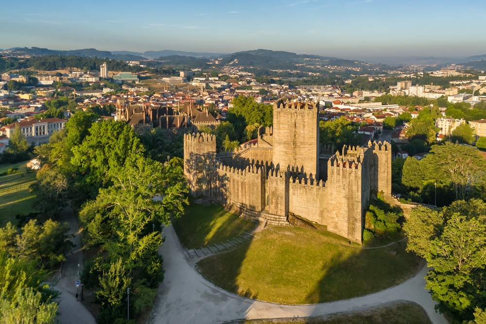Luftaufnahme der Burg in Guimarães bei Sonnenaufgang