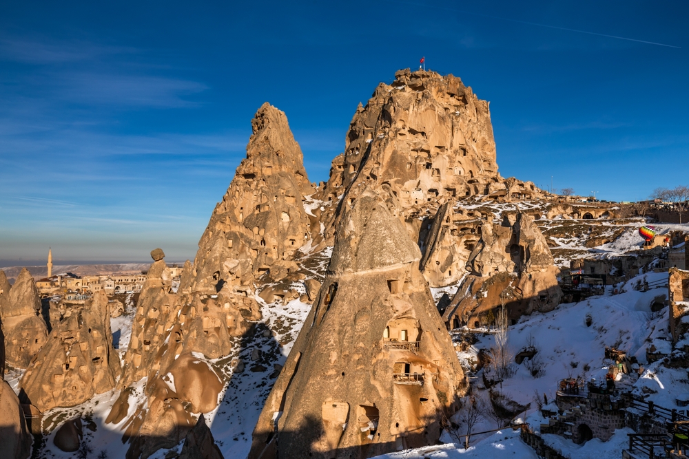 Panorama über die Burg von Ortahisar mit Moschee und Altstadt in Kappadokien