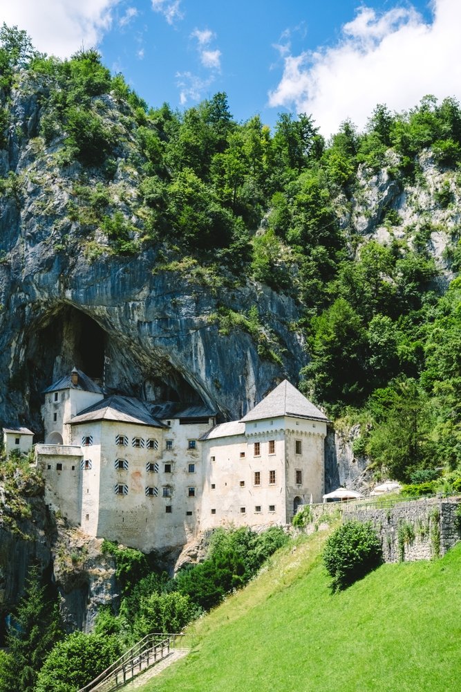 Die Burg Predjama, in die Felswand bei Postojna gebaut