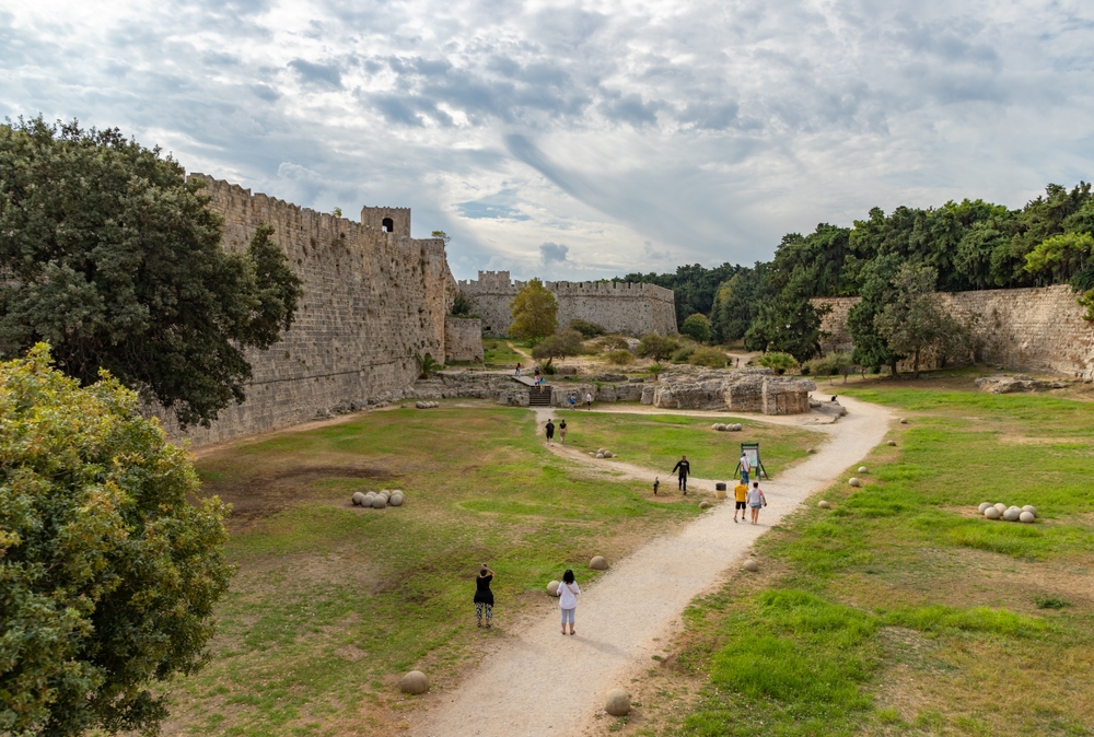 Burggraben und Stadtmauern um die Altstadt von Rhodos-Stadt