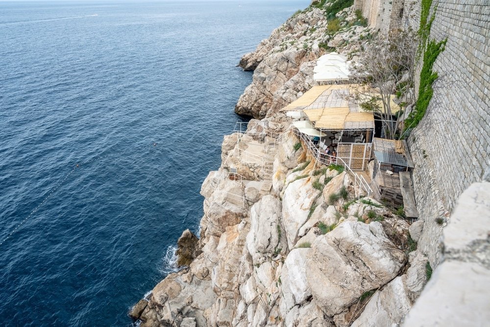 Buža-Bar auf den Felsen außerhalb der Stadtmauer von Dubrovnik