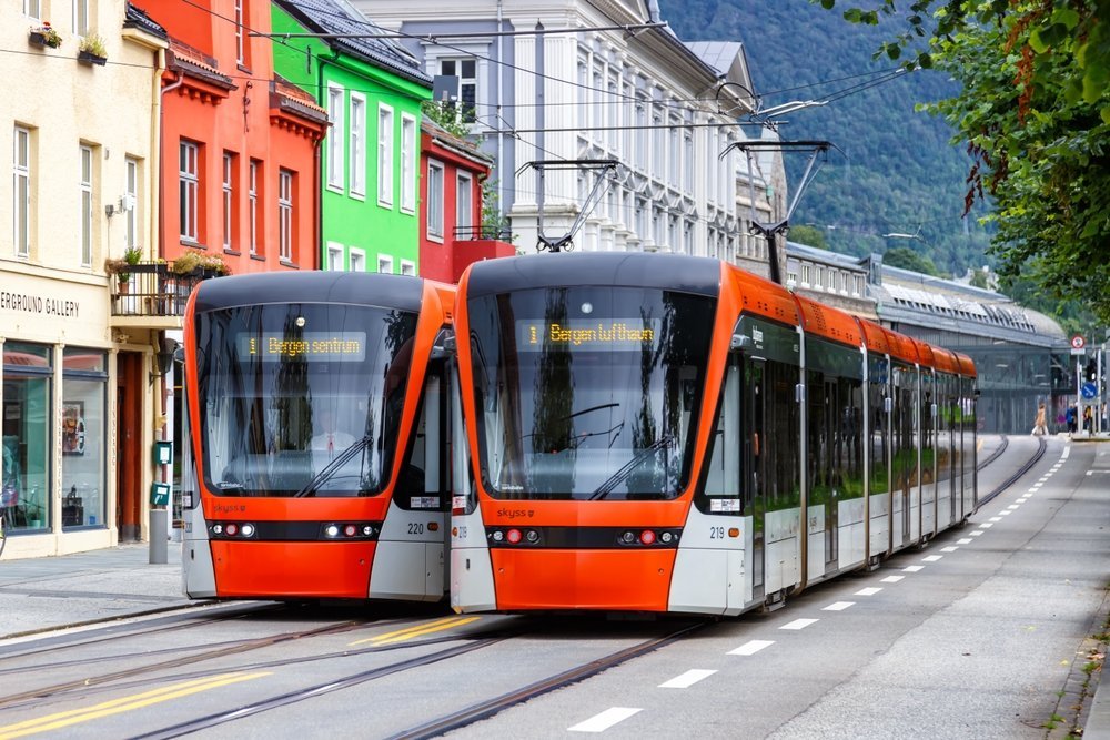 Die Bybanen in der Kaigaten am Byparken, wo die Linie 1 Richtung Flughafen startet
