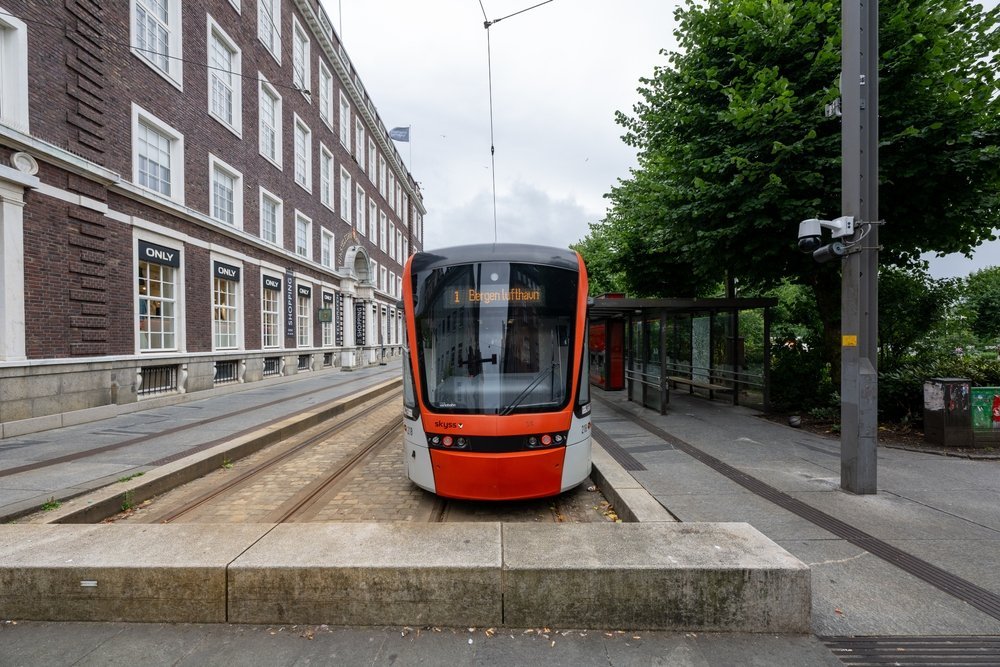 Bybanen Linie 1 in Richtung Flughafen Bergen an der Haltestelle Byparken im Zentrum