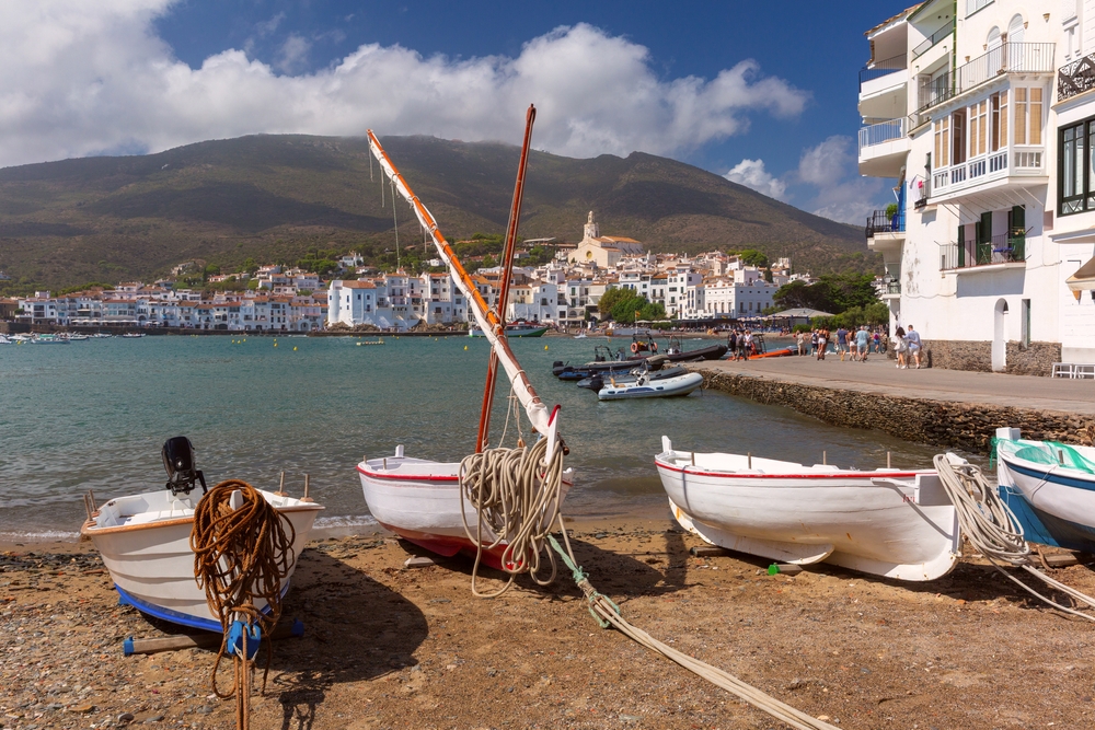 Die Kirche Santa Maria und die Boote im Hafen von Cadaqués