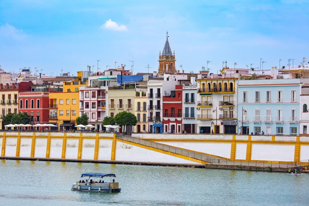 Die Calle Betis in Triana am Fluss Guadalquivir in Sevilla