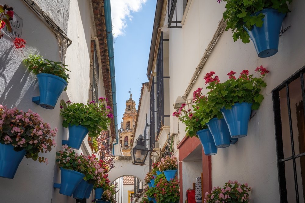 Calleja de las Flores in der Judería von Córdoba mit dem Glockenturm der Mezquita im Hintergrund