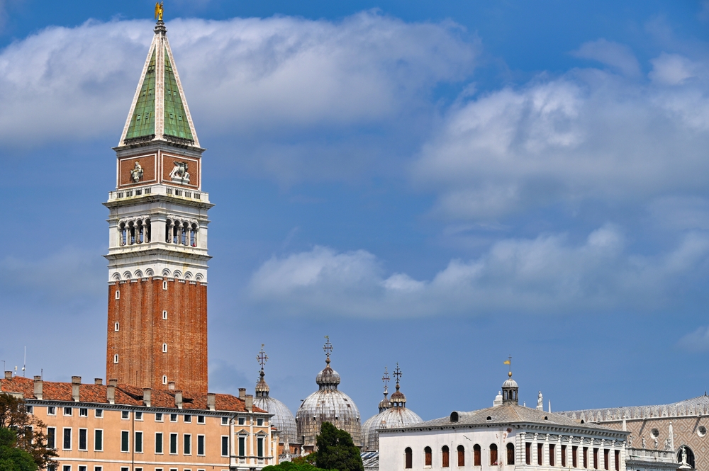 Der Campanile di San Marco, der Glockenturm am Markusdom in Venedig