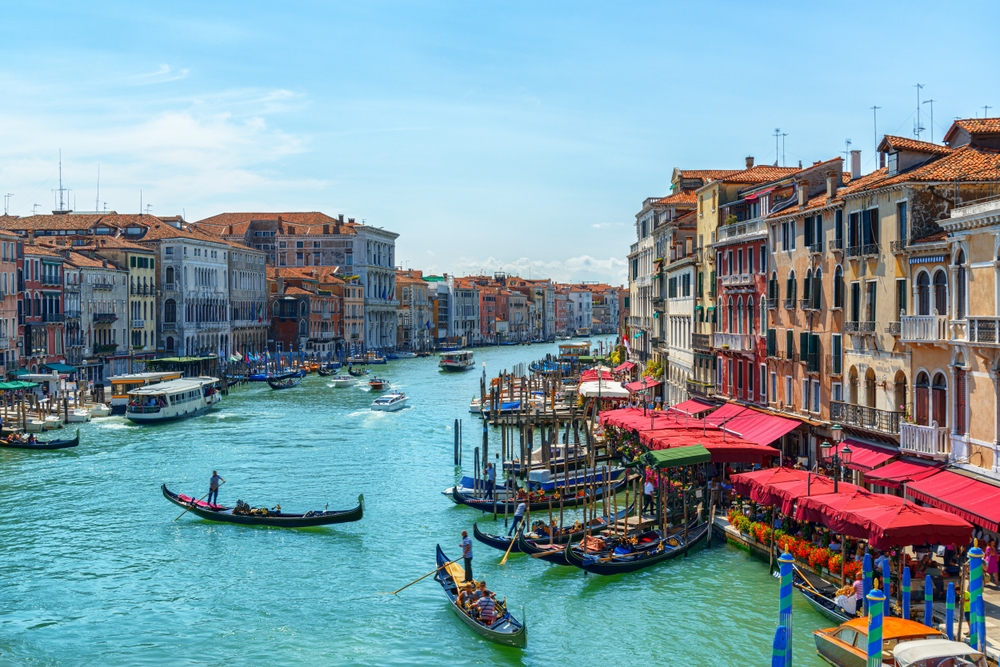 Der Canal Grande in Venedig mit Gondeln und Wasserbussen, von der Rialtobrücke aus gesehen