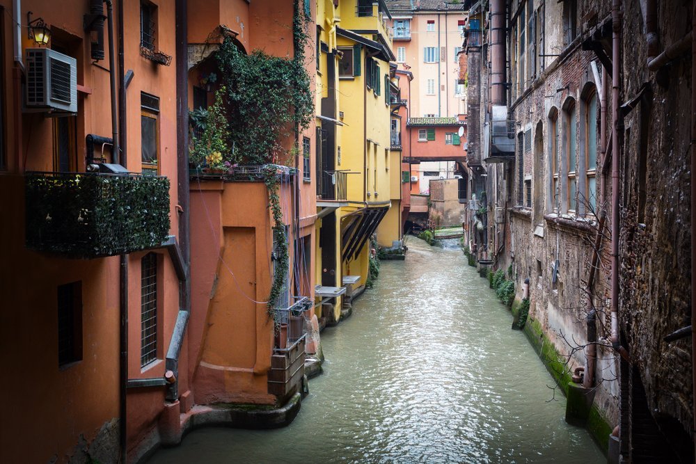 Der Canale delle Moline durch die Finestrella in der Via Piella in Bologna gesehen