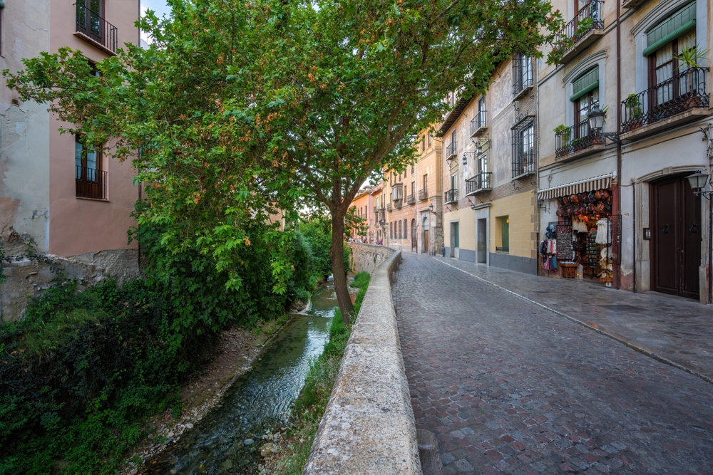 Die bekannte Straße Carrera del Darro am Fluss Darro in Granada
