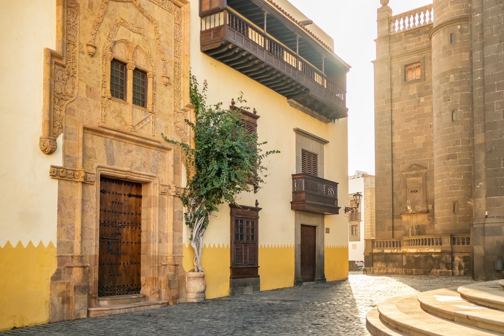 Die geschnitzte Steinfassade der Casa de Colón in Las Palmas de Gran Canaria