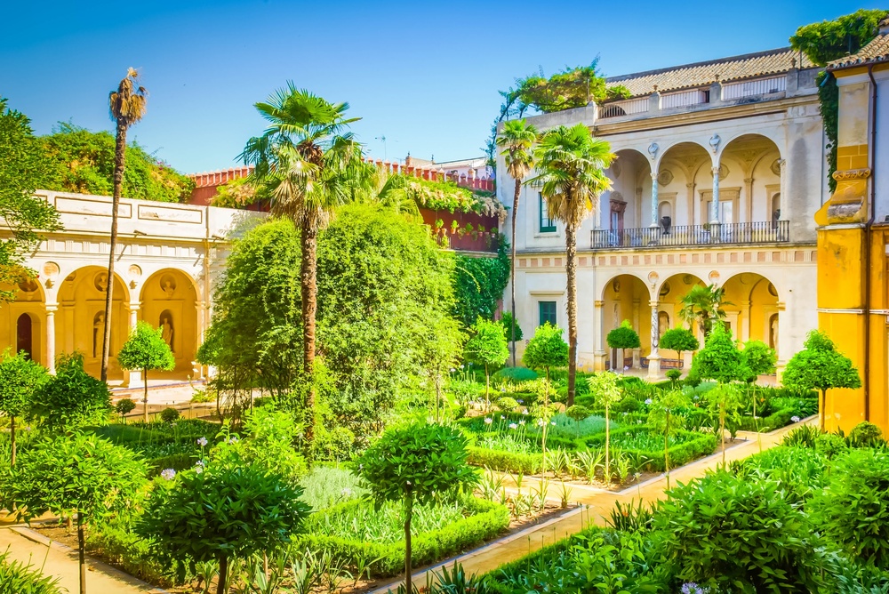Der Innenhof mit Garten in der Casa de Pilatos in Sevilla