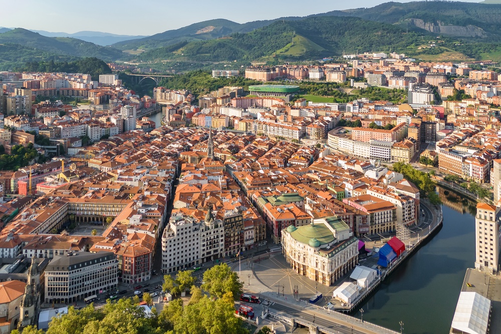 Luftaufnahme der Altstadt Casco Viejo in Bilbao mit roten Ziegeldächern