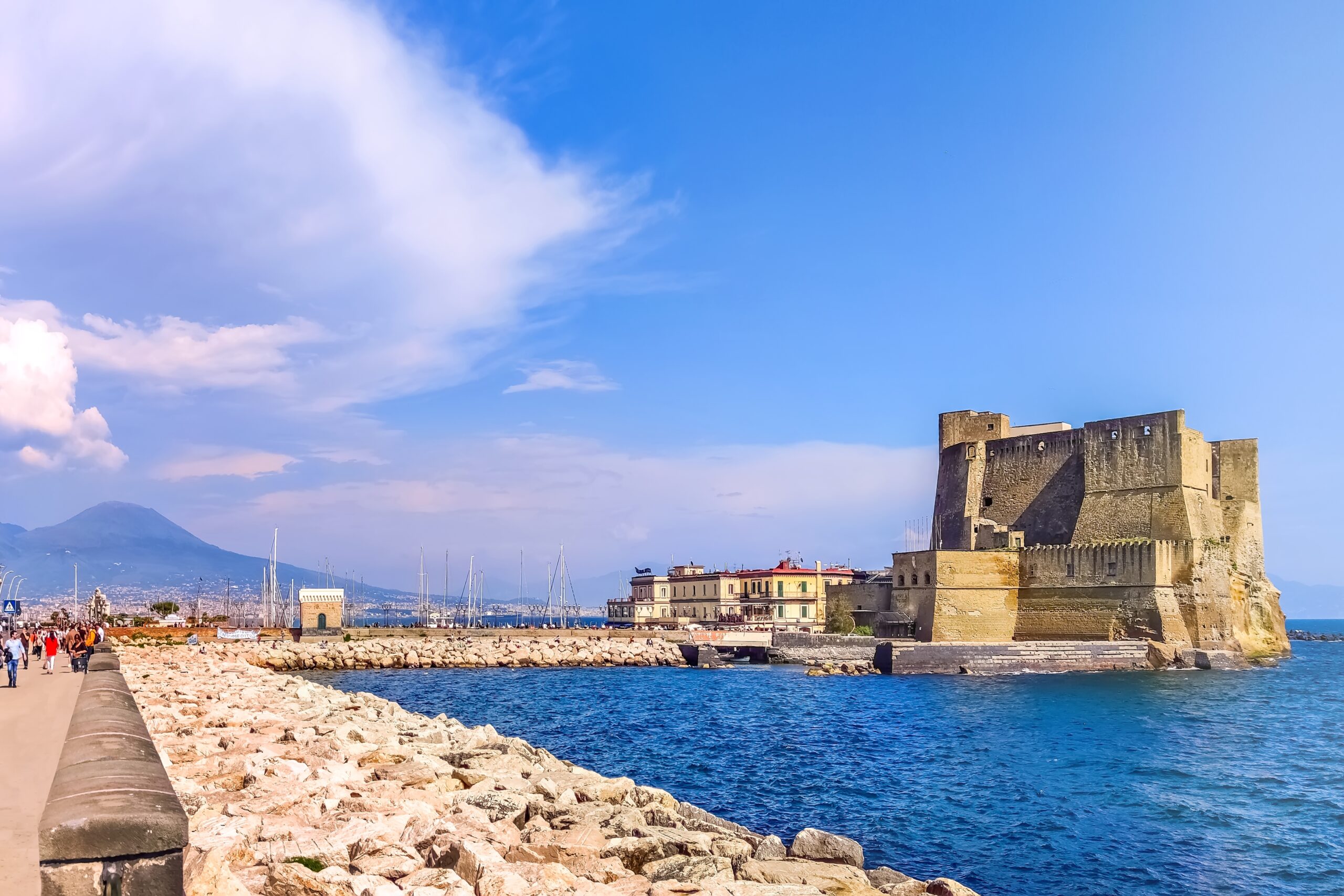 Das Castel dell'Ovo mit dem Vesuv im Hintergrund
