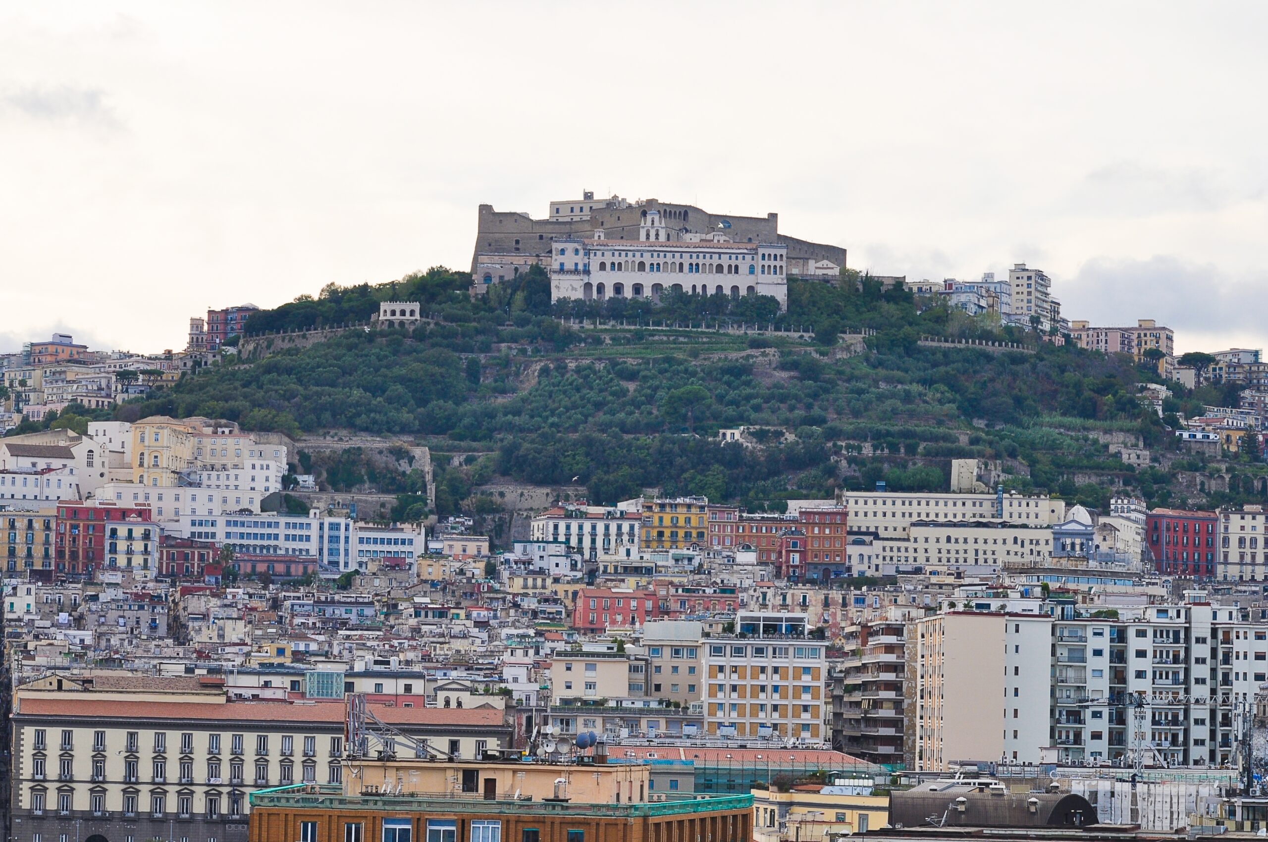 Das Castel Sant'Elmo und die Certosa di San Martino über Neapel