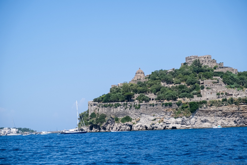 Das Castello Aragonese auf der Felseninsel vor Ischia Ponte