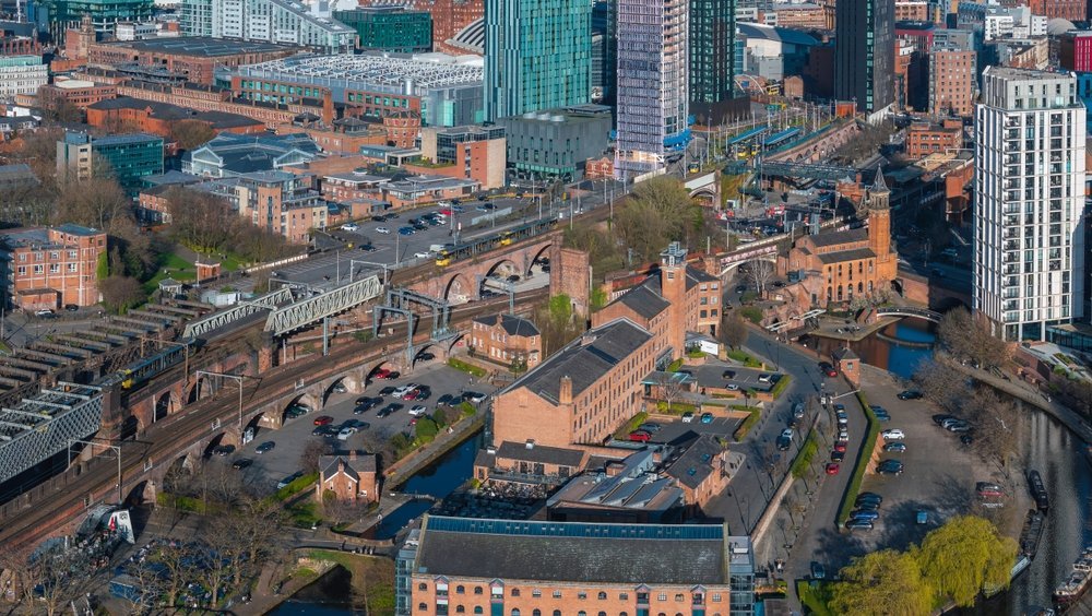 Castlefield mit Kanälen, Lagerhäusern und Eisenbahnviadukten in Manchester