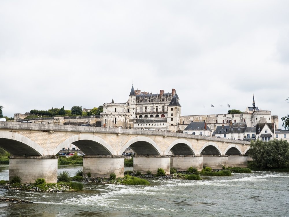 Château d'Amboise auf dem Felsen über der Loire im Loiretal