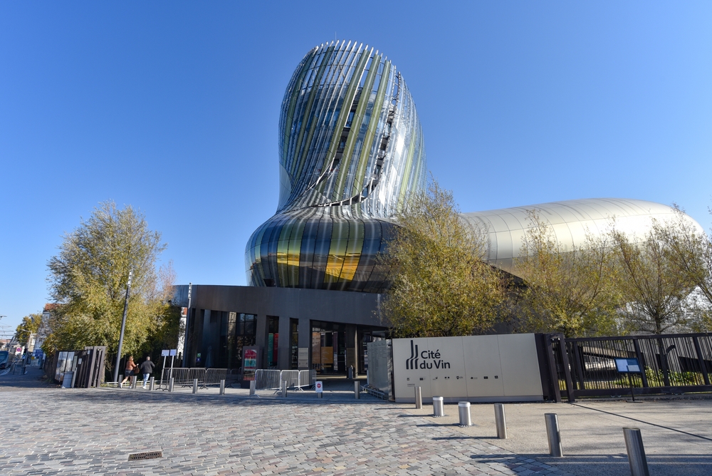Moderne Architektur an der Cité du Vin in den Bassins à flot in Bordeaux