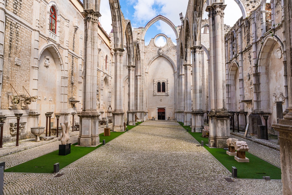 Dachlose gotische Ruinen des Convento do Carmo in Lissabon