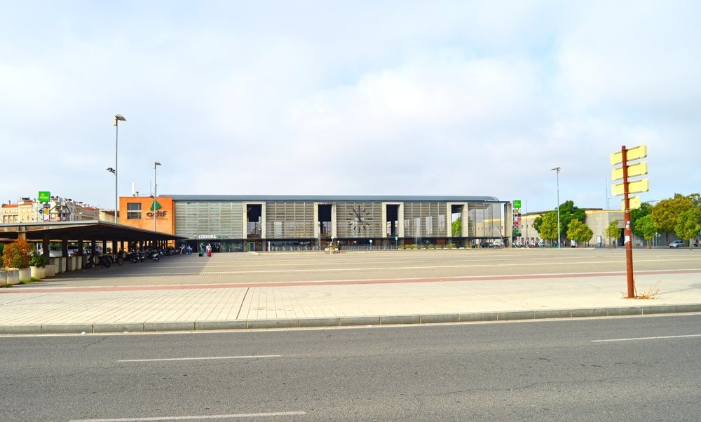 Córdobas Bahnhof (AVE) an der Plaza de las Tres Culturas