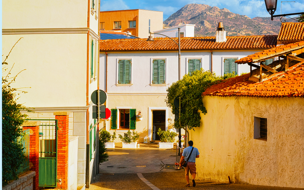 Die Straße Corso Umberto I in der Altstadt im Zentrum von Olbia