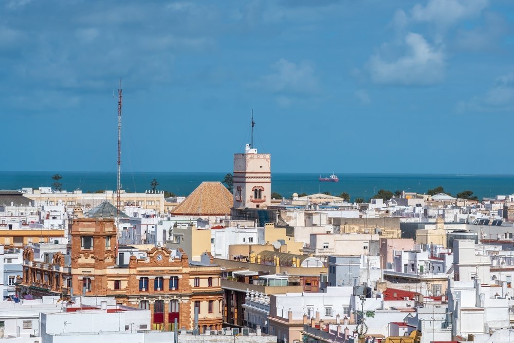 Die Dächer der Old Town von Cádiz mit dem Aussichtsturm Torre Tavira aus der Luft