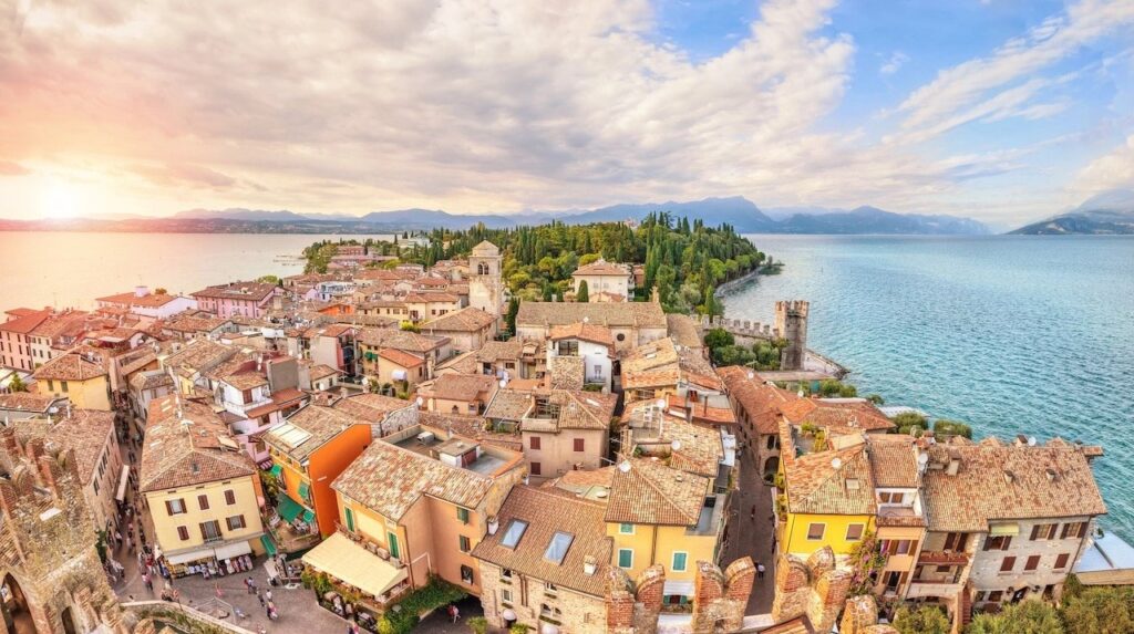 Die Dächer der Old Town von Sirmione auf der Halbinsel im Gardasee