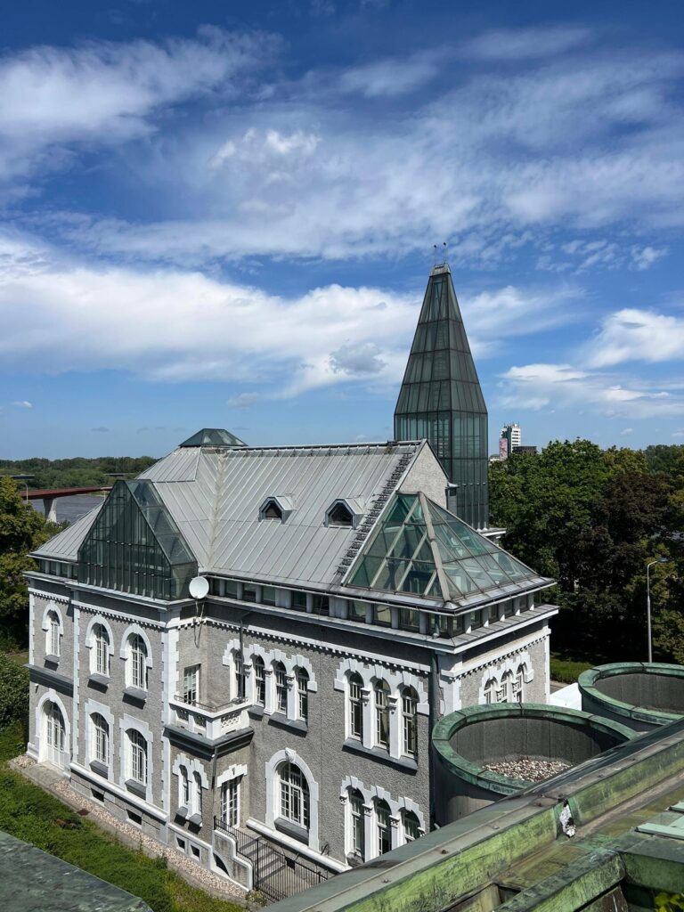 Der Dachgarten der Universitätsbibliothek an den Weichselboulevards in Warschau