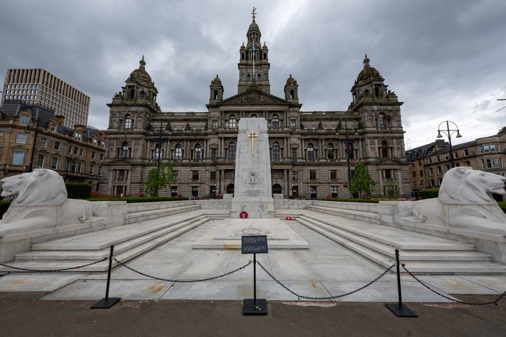 Das Denkmal auf dem George Square vor dem Rathaus City Chambers in Glasgow