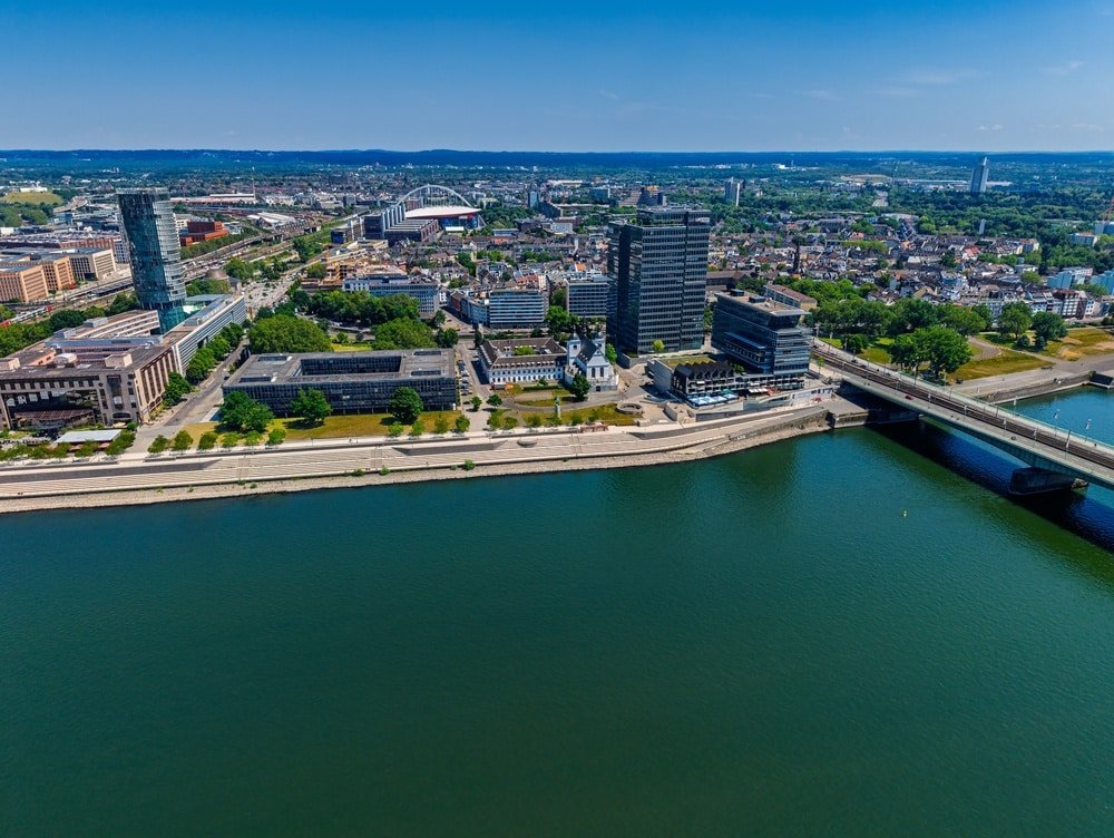 Deutz mit Rheinboulevard, KölnTriangle und dem Rhein aus der Luft