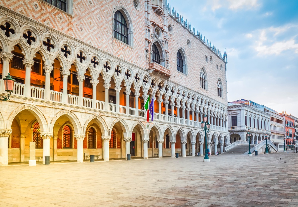Der Dogenpalast und der Kai an San Marco in Venedig