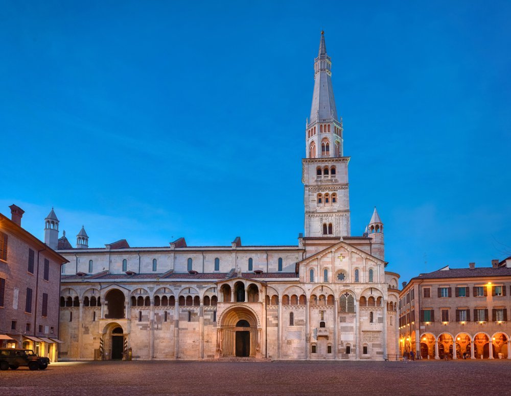 Der Dom und der Glockenturm Ghirlandina an der Piazza Grande in Modena