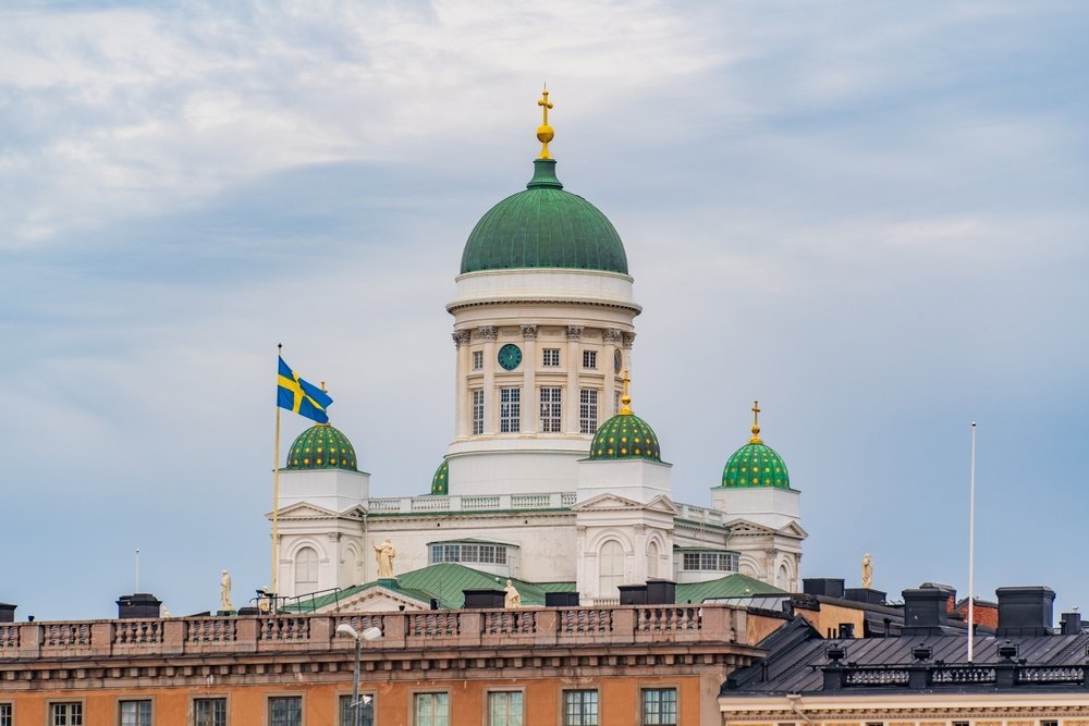 Der Dom mit den grünen Kuppeln am Senatsplatz in Helsinki