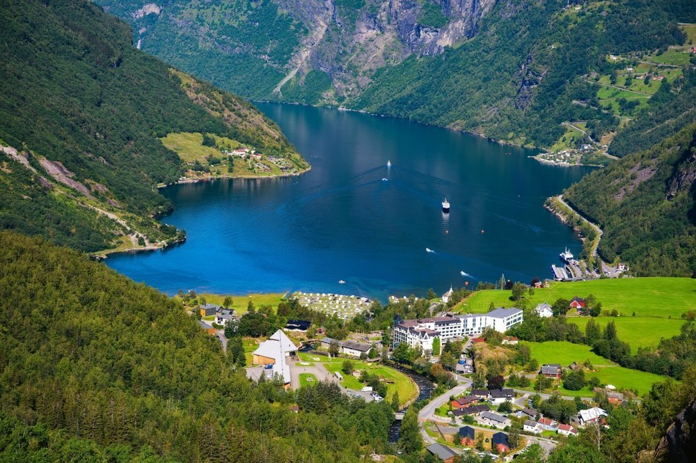 Das Dorf Geiranger am inneren Ende des Geirangerfjords