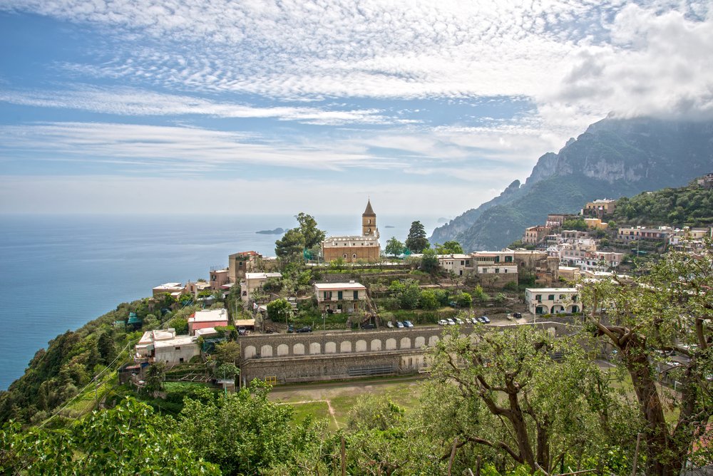 Das Dorf Montepertuso hoch über Positano an der Amalfiküste