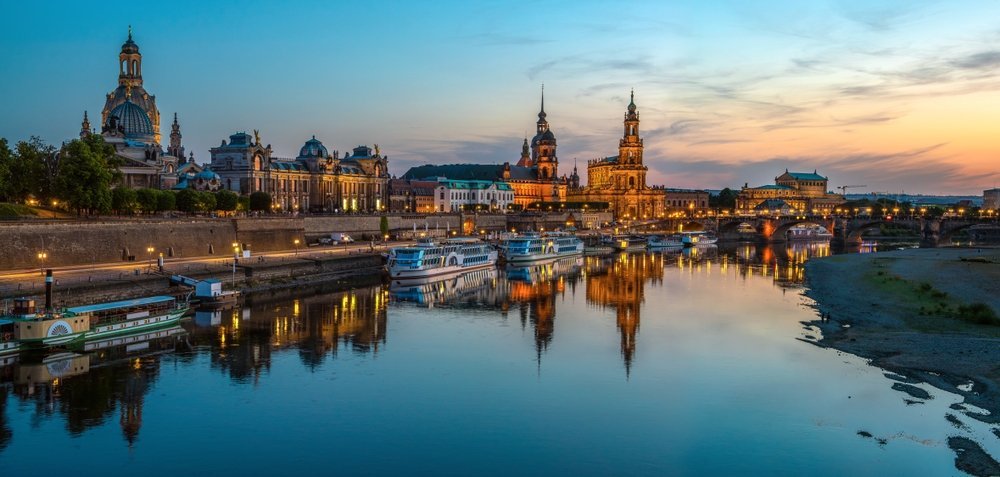 Dresdner Altstadt mit Kirchtürmen und der Augustusbrücke über der Elbe im Abendlicht