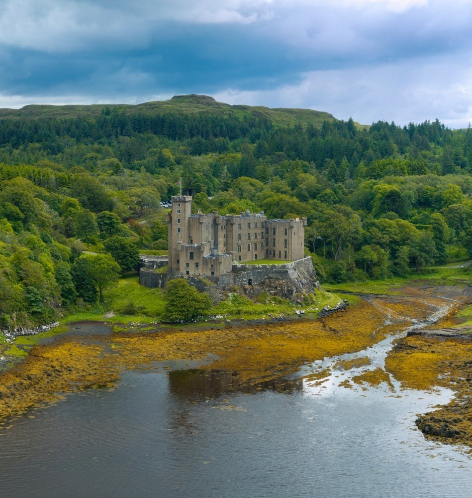 Dunvegan Castle an der Bucht Loch Dunvegan auf der Isle of Skye