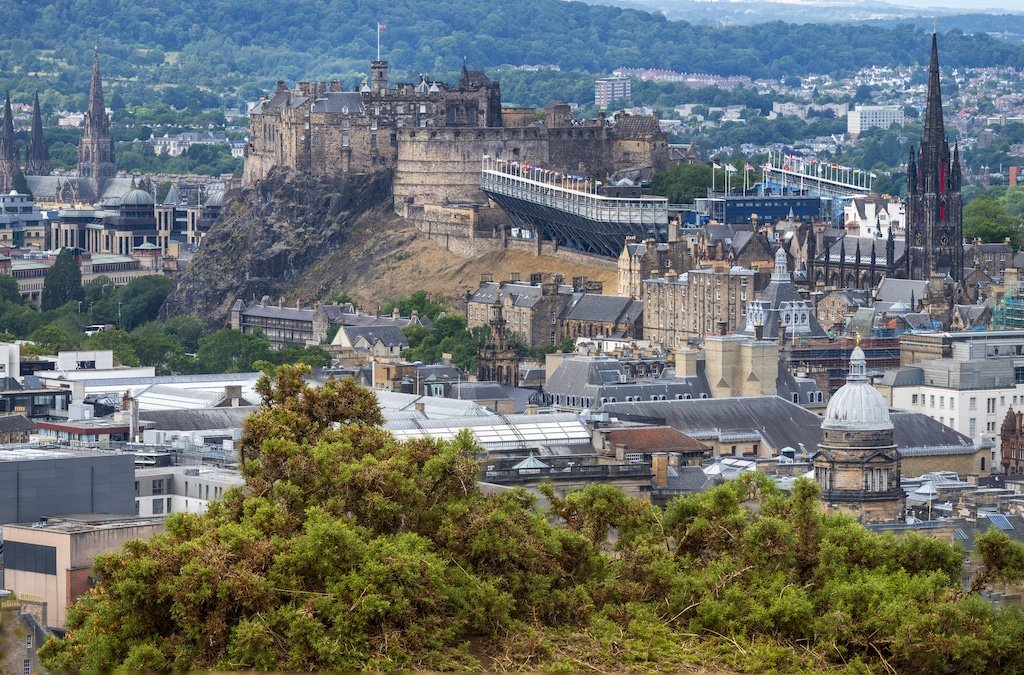 Edinburgh Castle auf dem Felsen über Edinburgh
