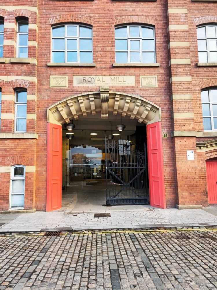 Der Eingang der alten Baumwollspinnerei Royal Mills in Ancoats