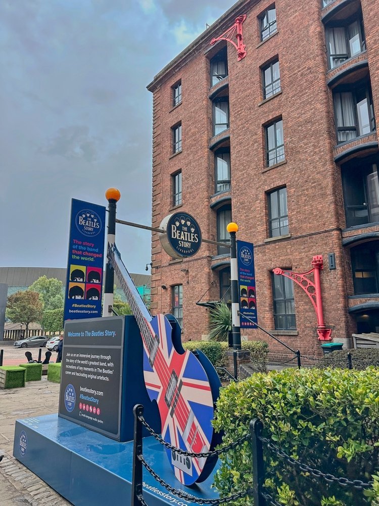 Der Eingang zum Museum The Beatles Story am Royal Albert Dock in Liverpool