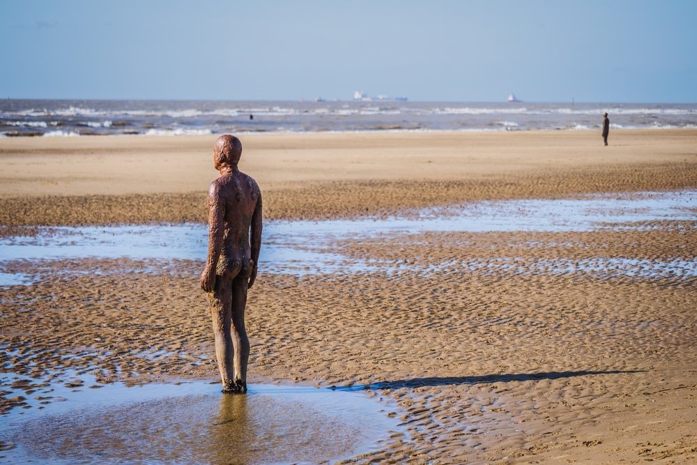 Eisenfiguren aus Another Place von Antony Gormley am Crosby Beach